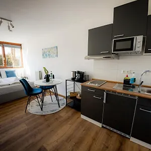 *c4s* City Queensize Bett 2 Personen 4k Smart Tv Netflix Wifi Küche Dusche Wc Smart Check In Parkplatz Apartment